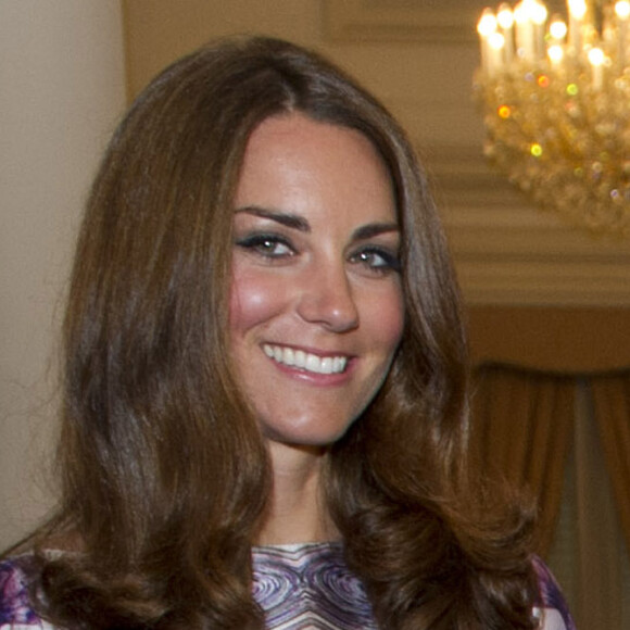 Maquiagem de Kate Middleton só muda a intensidade na cor do delineado e do blush dependendo da ocasião