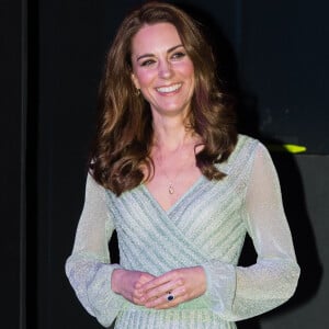 Maquiagem de Kate Middleton tem olhos marcados por sombra marrom até mesmo em eventos noturnos