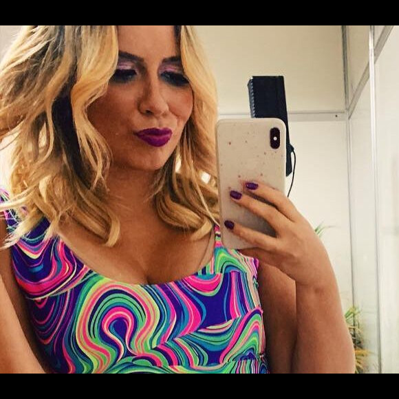 Marilia Mendonça entra em vestido justo e comemora em vídeo nesta sexta-feira, dia 19 de abril de 2019