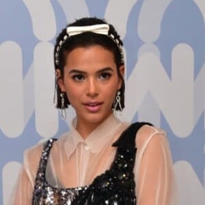 Bruna Marquezine rebateu alfinetada na web: 'Meu anjo, isso vende no festival, mais da metade das pessoas usam por conta da poeira (...). E sim, adoro o estilo da Kendall! É uma inspiração! Musa!'