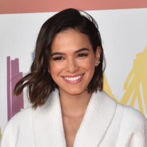 Bruna Marquezine foi alfinetada por seguidor após usar bandana em festivald e música nos EUA