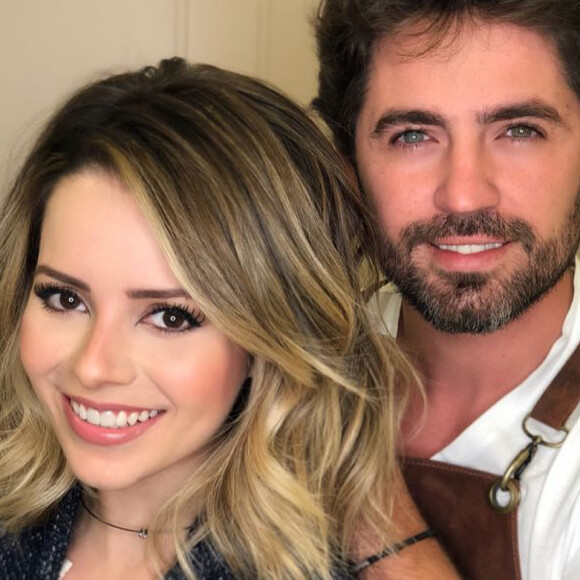 Raiz esfumado e tom de loiro mais dourado no cabelo de Sandy com Jackson Antunes