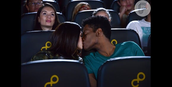 Brenda (Flávia Pavanelli) e Jeff (Vítor Britto) se beijam no cinema na novela 'As Aventuras de Poliana'