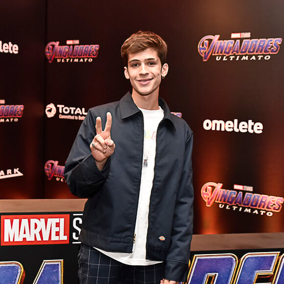 João Guilherme Ávila levou a namorada, Jade Picon, para a estreia do filme 'Os Vingadores'