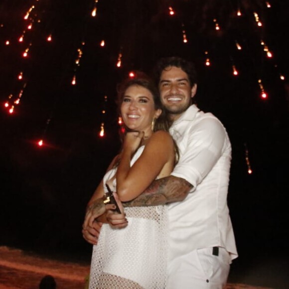 Alexandre Pato e Rebeca Abravanel apareceram juntos no réveillon em Trancoso, na Bahia