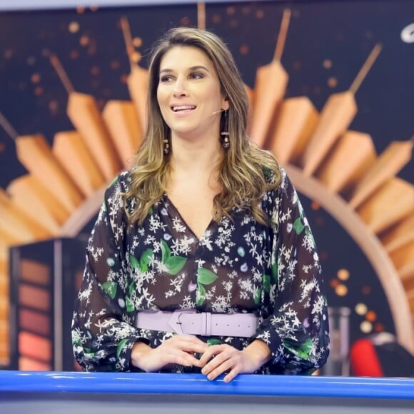 Rebeca Abravanel apareceu usando um anel avaliado em R$ 256 mil e levantou rumores de casamento