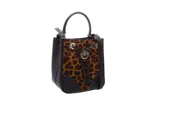 A bolsa tiracolo com estampa leopardo em pelos é perfeita para um look de inverno mais fashion