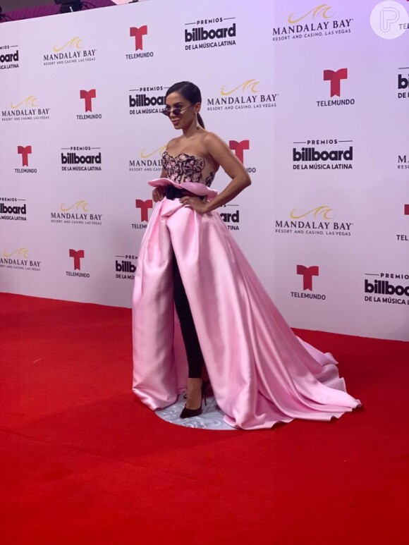 Anitta em look Galia Lahav rosa com styling de André Philipe para o Billboard Latin Music Awards