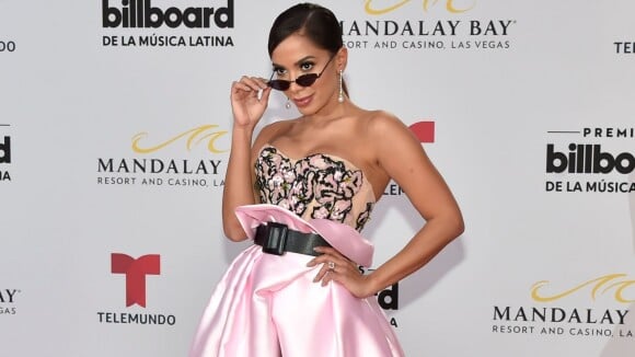 Anitta se destaca com saia rosa dramática e calça preta em premiação americana
