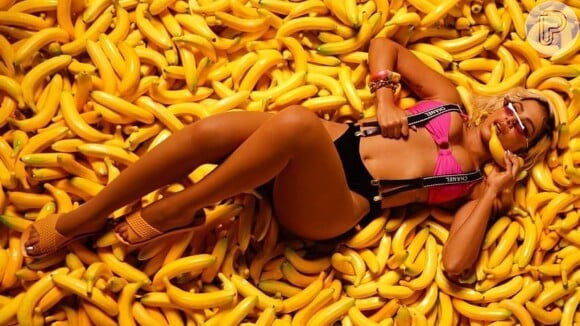 Anitta no clipe de 'Banana' com Beck Gi