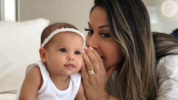 Mayra Cardi postou foto em aparece cochichando no ouvido da filha, Sophia, nesta quinta-feira, 25 de abril de 2019