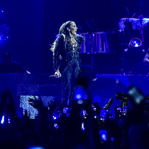 Ivete Sangalo escolheu um look repleto de brilho e arrasou no palco