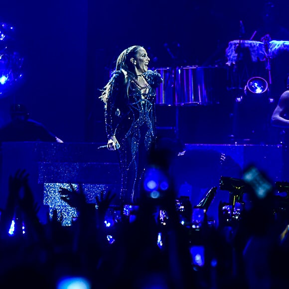 Ivete Sangalo escolheu um look repleto de brilho e arrasou no palco