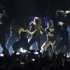 Ivete Sangalo dançou com bailarinos no palco durante show