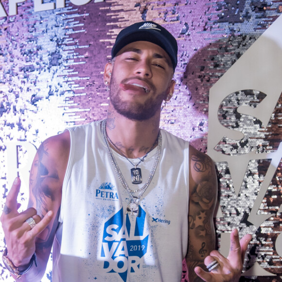 Neymar se meteu na confusão enquanto se direcionava para a área da premiação da Copa da França