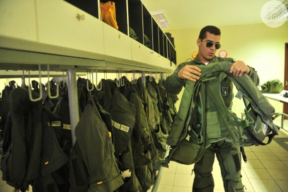 Thiago Martins experimenta o uniforme do personagem Rodrigo, piloto de caça