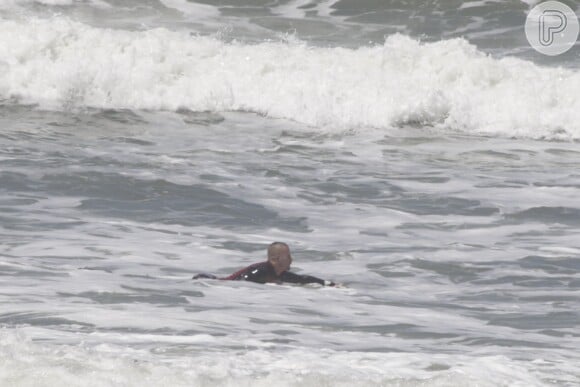 Paulinho Vilhena, de 'Império', pratica um de seus esportes preferidos, o surfe. Recentemente, o ator livrou o diretor da novela, Rogério Gomes, de um afogamento na praia