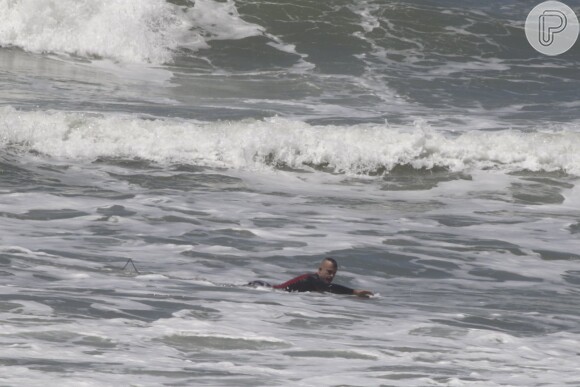 Paulinho Vilhena, de 'Império', tem dia de surfe na praia da Reserva, no Rio de Janeiro