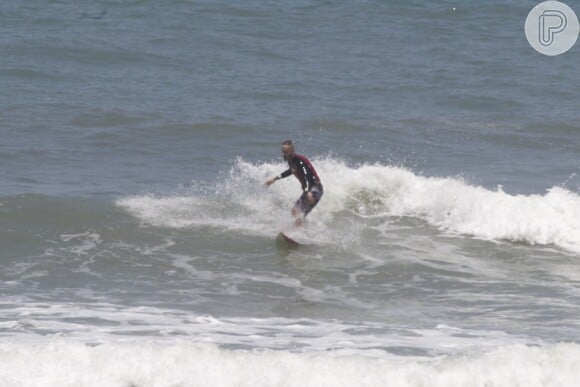 Paulinho Vilhena, de 'Império', surfa em praia do Rio de Janeiro em folga de novela