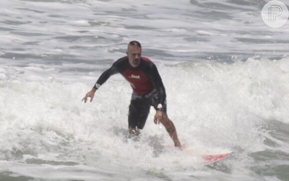 Paulinho Vilhena, de 'Império', mostra habilidade durante surfe na praia da Reserva, no Rio de Janeiro