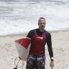 Paulinho Vilhena, de 'Império', surfa em praia do Rio de Janeiro em folga de novela