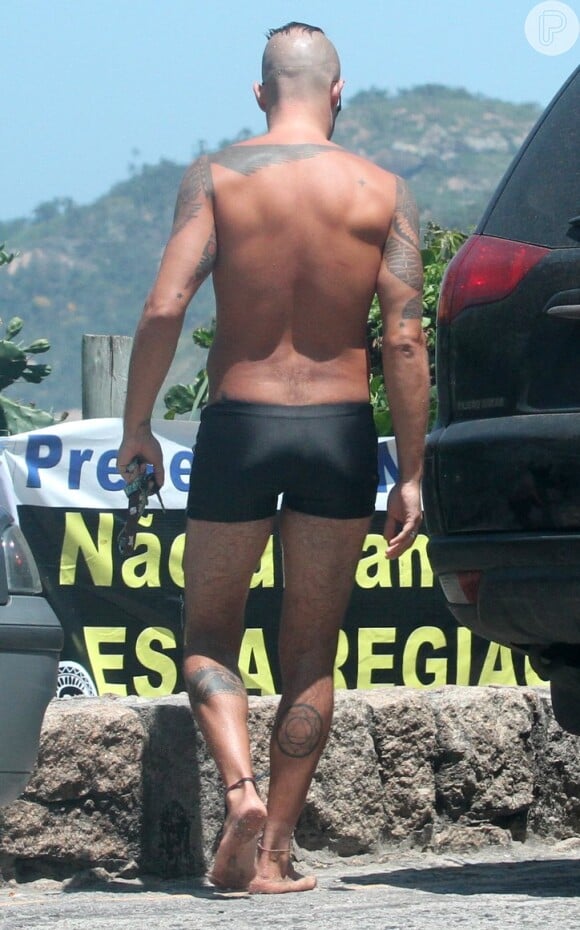 Paulinho Vilhena mostra corpão ao encarar um dia de surfe na praia da Reserva, na Zona Oeste do Rio