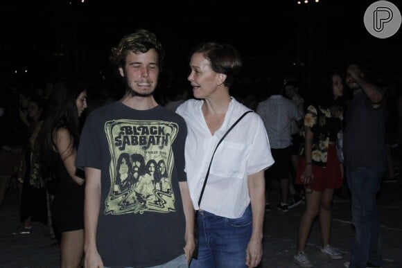 Julia Lemmertz foi com o filho Miguel ao show da banda Los Hermanos no Maracanã