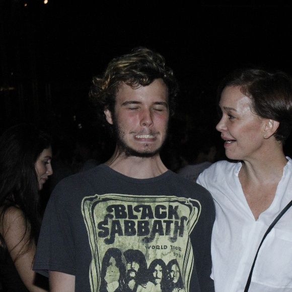 Julia Lemmertz foi com o filho Miguel ao show da banda Los Hermanos no Maracanã