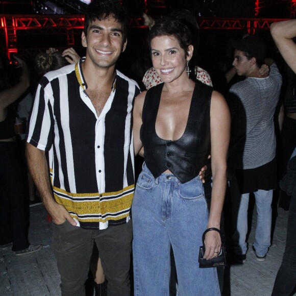 Deborah Secco apostou em uma blusa decotada para a ocasião