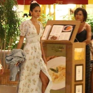 Bruna Marquezine escolheu um vestido floral com uma fenda na parte da frente aliado a um decote e manga bufante