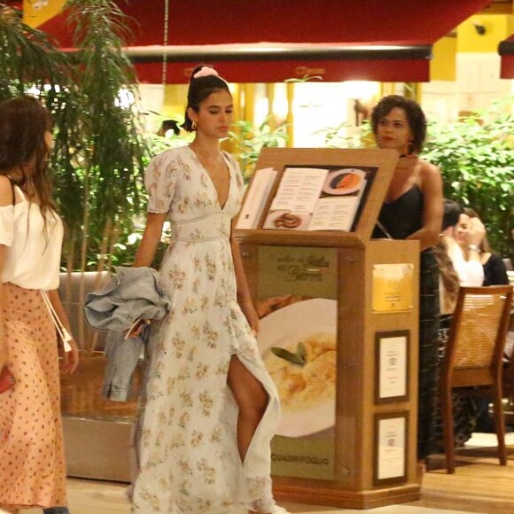 Bruna Marquezine escolheu um vestido floral com uma fenda na parte da frente aliado a um decote e manga bufante