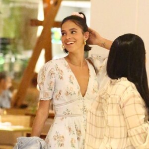 Bruna Marquezine combina look com um penteado meio preso com direito a um amarrador de cabelo rosa claro