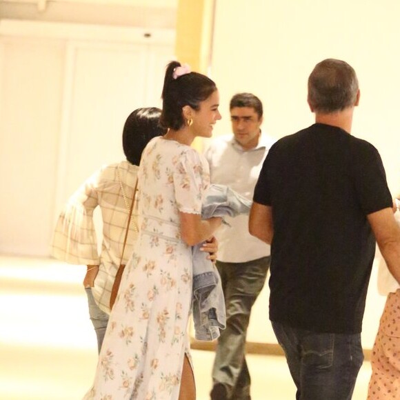 Bruna Marquezine combinou o visual com uma jaqueta jeans