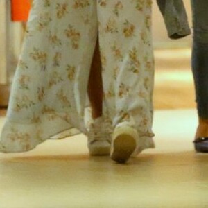 Bruna Marquezine combinou o look com um tênis branco básico