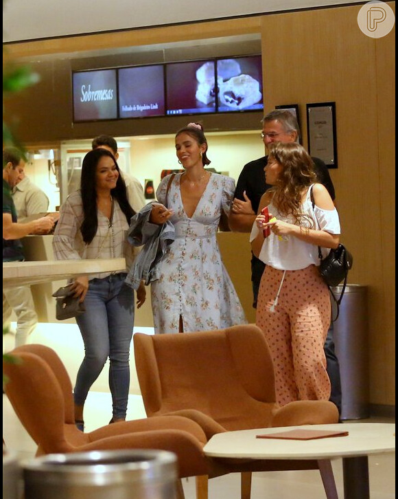 Bruna Marquezine passeia com a família em shopping com vestido floral
