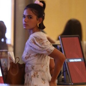 Bruna Marquezine elege vestido de quase R$ 1,9 mil para passear no shopping