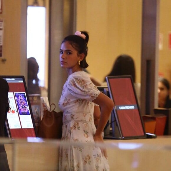 Bruna Marquezine elege vestido de quase R$ 1,9 mil para passear no shopping