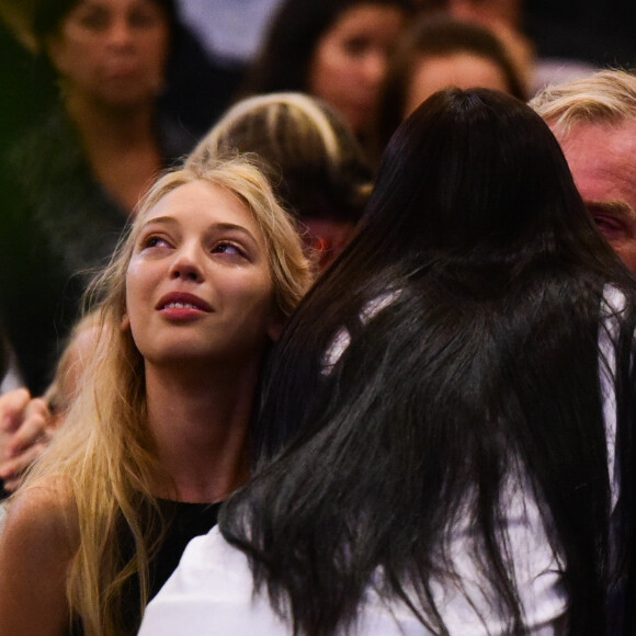 Isabelle Bittencourt, filha de Carol Bittencourt, familiares e amigos foram à missa de sétimo dia da morte da modelo nesta segunda-feira (06), na Paróquia Nossa Senhora do Brasil