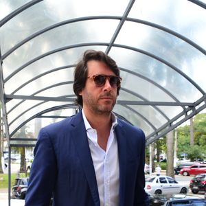 Ex-namorado de Carol Bittencourt, Paulo Velloso compareceu à missa de sétimo dia da morte da modelo Carol Bittencourt, nesta segunda-feira (06).