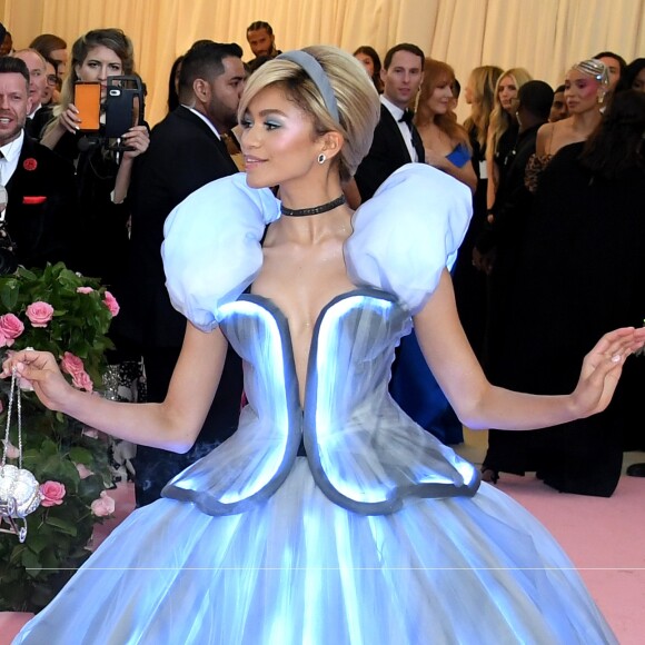 Iluminador de Zendaya era holográfico e refletia em tons rosados