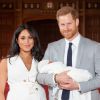Archie Harrison Mountbatten-Windsor foi apresentado ao mundo pelos pais, Meghan Markle e príncipe Harry, nos braços do pai nesta quarta-feira, 8 de maio de 2019