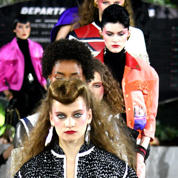 No desfile da Louis Vuitton que apresenta a coleção resort 2010, os ombros arredondados e calça alfaiataria com pregas