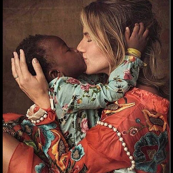 Para Dia das Mães, Giovanna Ewbank faz vídeo com Titi e sua mãe, Débora, para seu canal