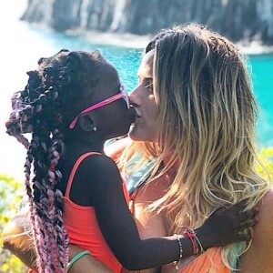 Em seu canal no YouTube, Giovanna Ewbank revela momento de vergonha que enfrentou com Titi em avião