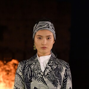 Terninho com calça cropped Dior combina com detalhe na cabeça