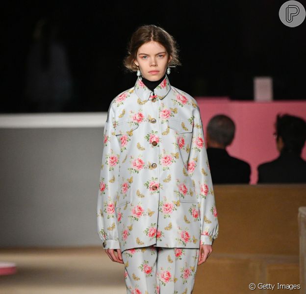 Os conjuntinhos estão se tornando clássicos contemporâneos: o look Prada traz um floral delicado