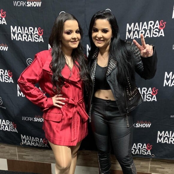 Dupla de Maiara, Maraisa usa blazer preto em show em Campo Grande, no Mato Grosso do Sul