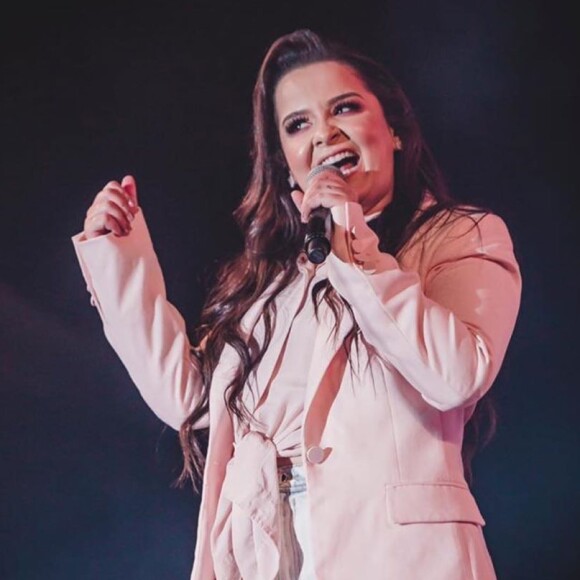 Dupla de Maraisa, Maiara combina blazer rosa com uma camiseta da mesma cor com um laço na parte da frente em show em Campo Grande, no Mato Grosso do Sul