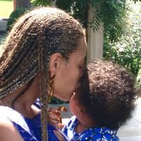 Mamãe Beyoncé: Cantora posta foto com a filha, Blue Ivy