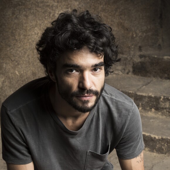 Caio Blat organizou uma festa em sua casa por conta do fim da novela e parte do elenco se recusou a ir